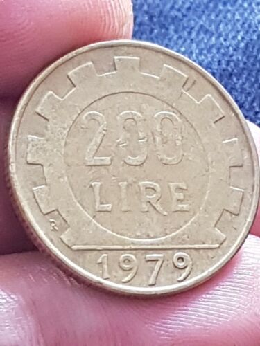 Italy 200 lire - 1979, 105